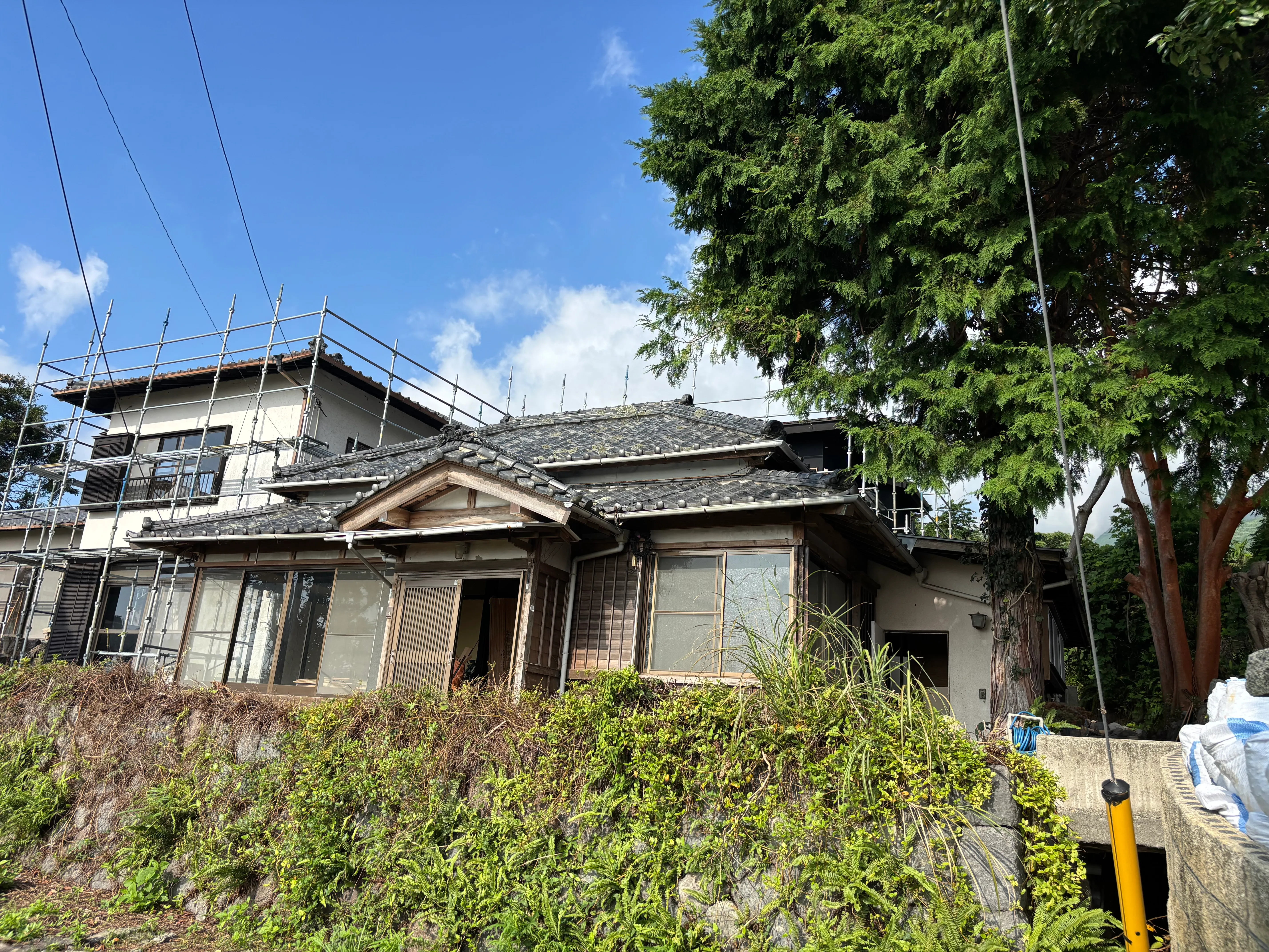 古民家の外まわりを改修する前の様子