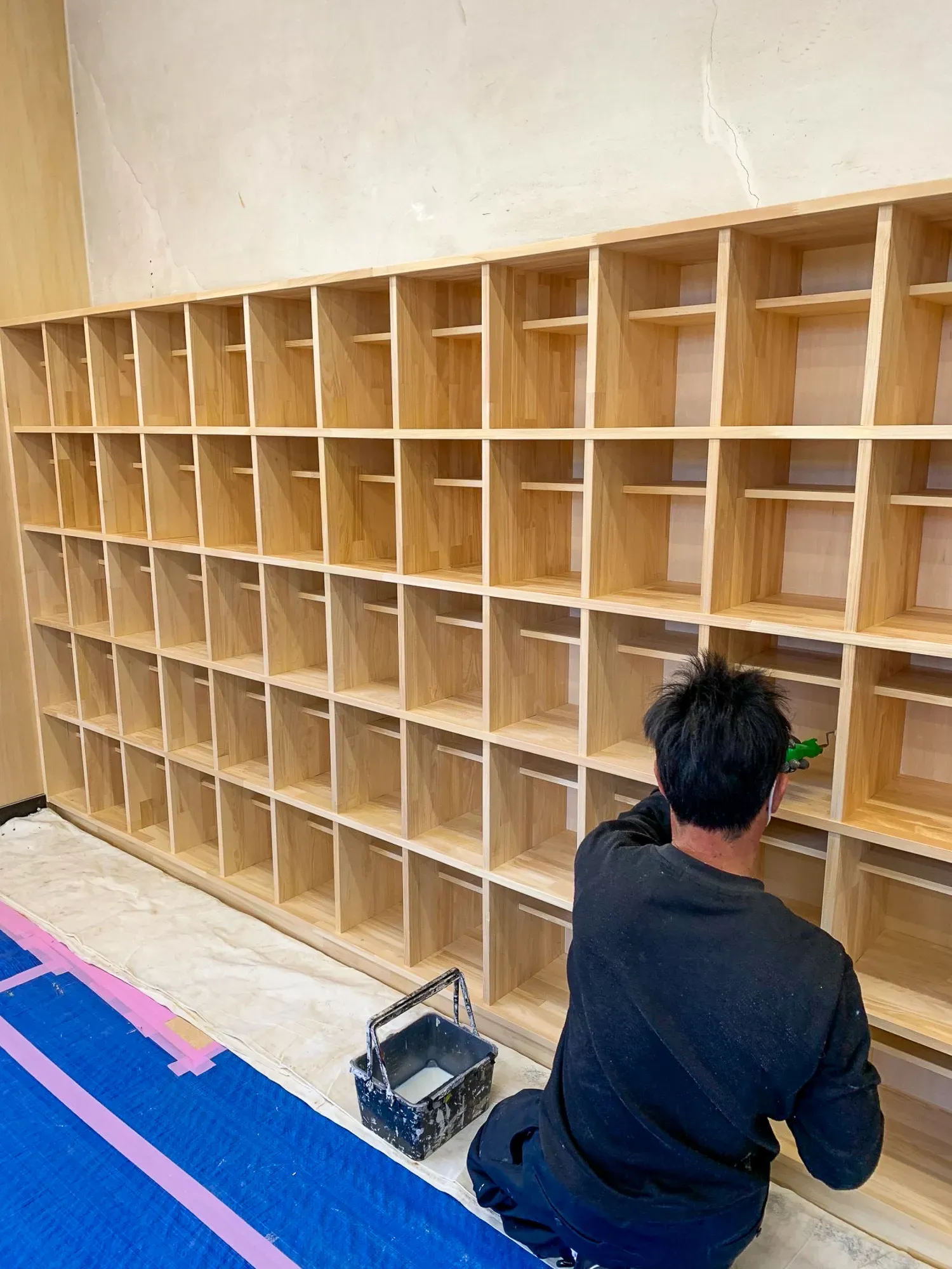 平塚市の某学校でオーダーメイドの下駄箱を作成しました。