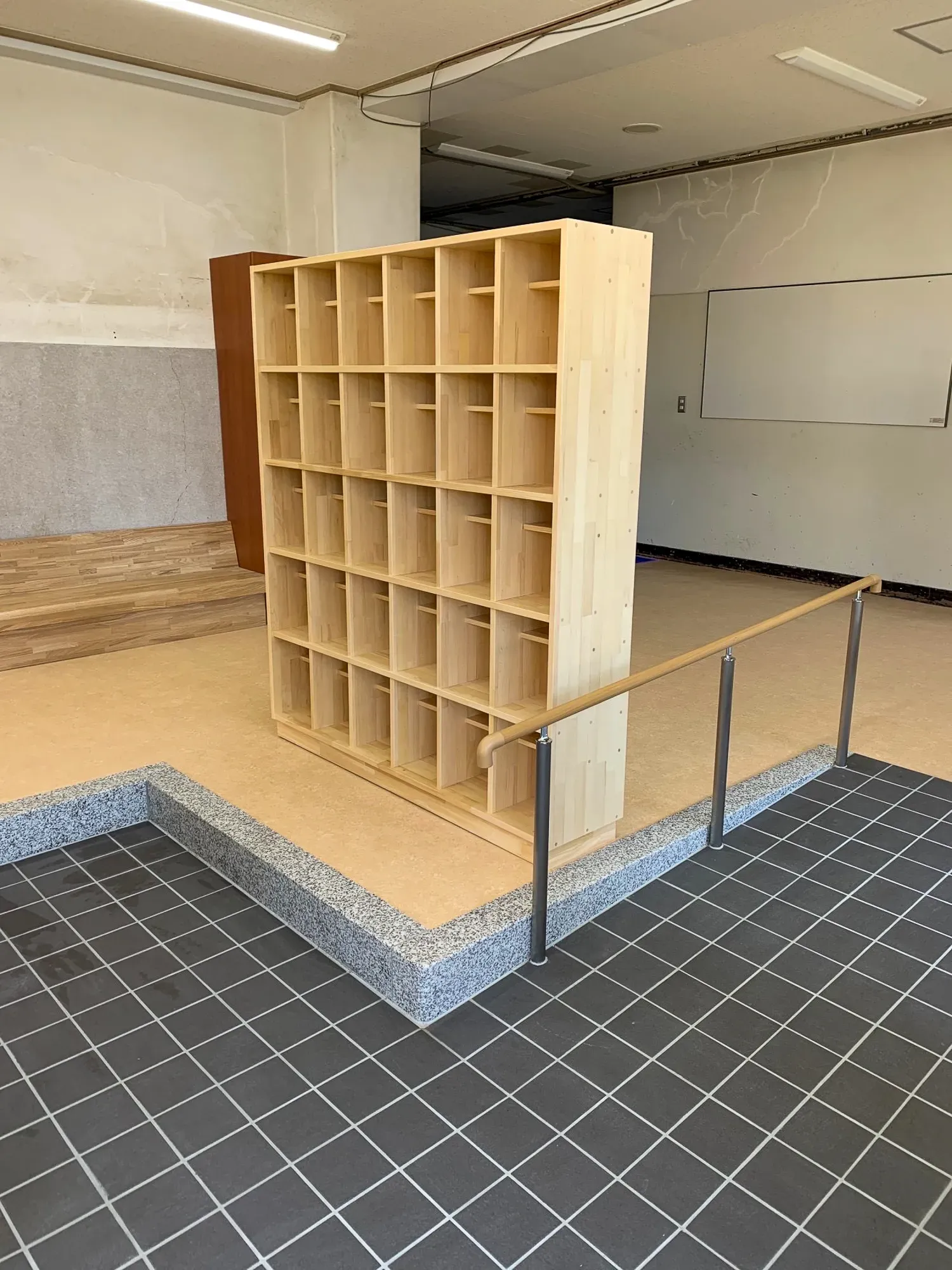 平塚市の某学校でオーダーメイドの下駄箱を作成しました。