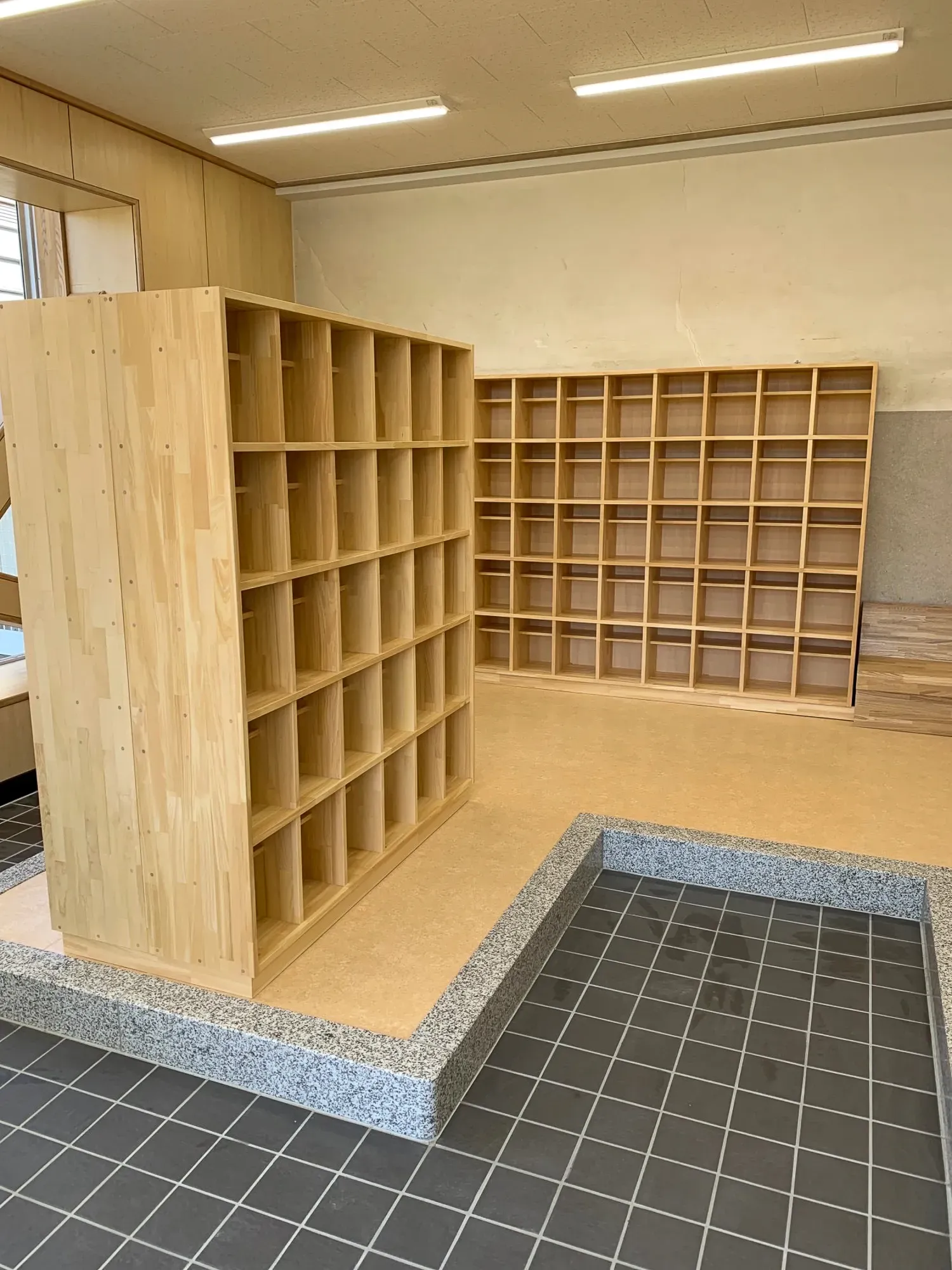 平塚市の某学校でオーダーメイドの下駄箱を作成しました。