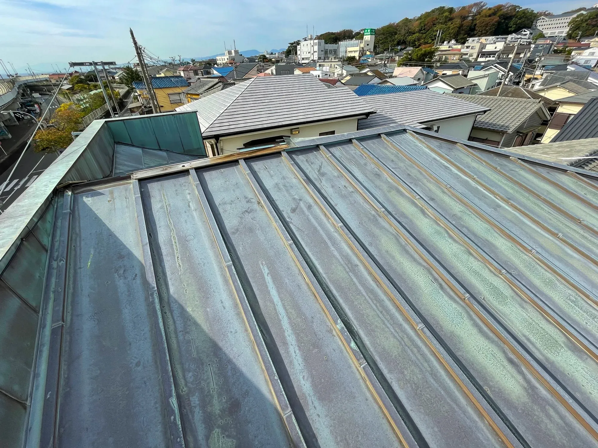 屋根の破損のため、葺替え工事を行いました