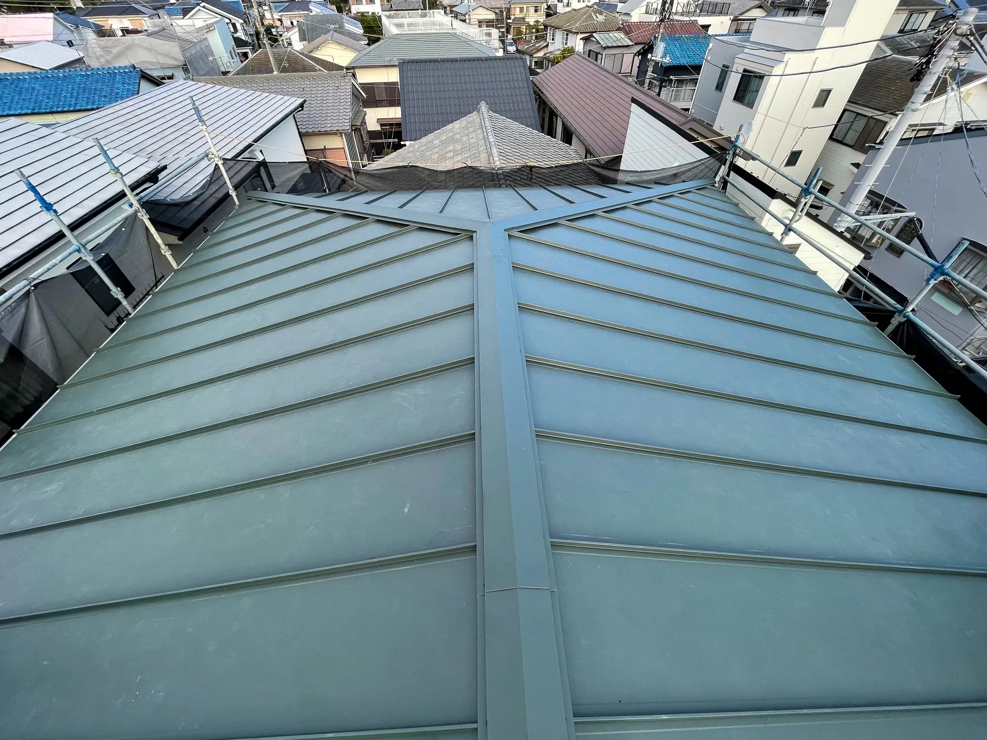 屋根の破損のため、葺替え工事を行いました