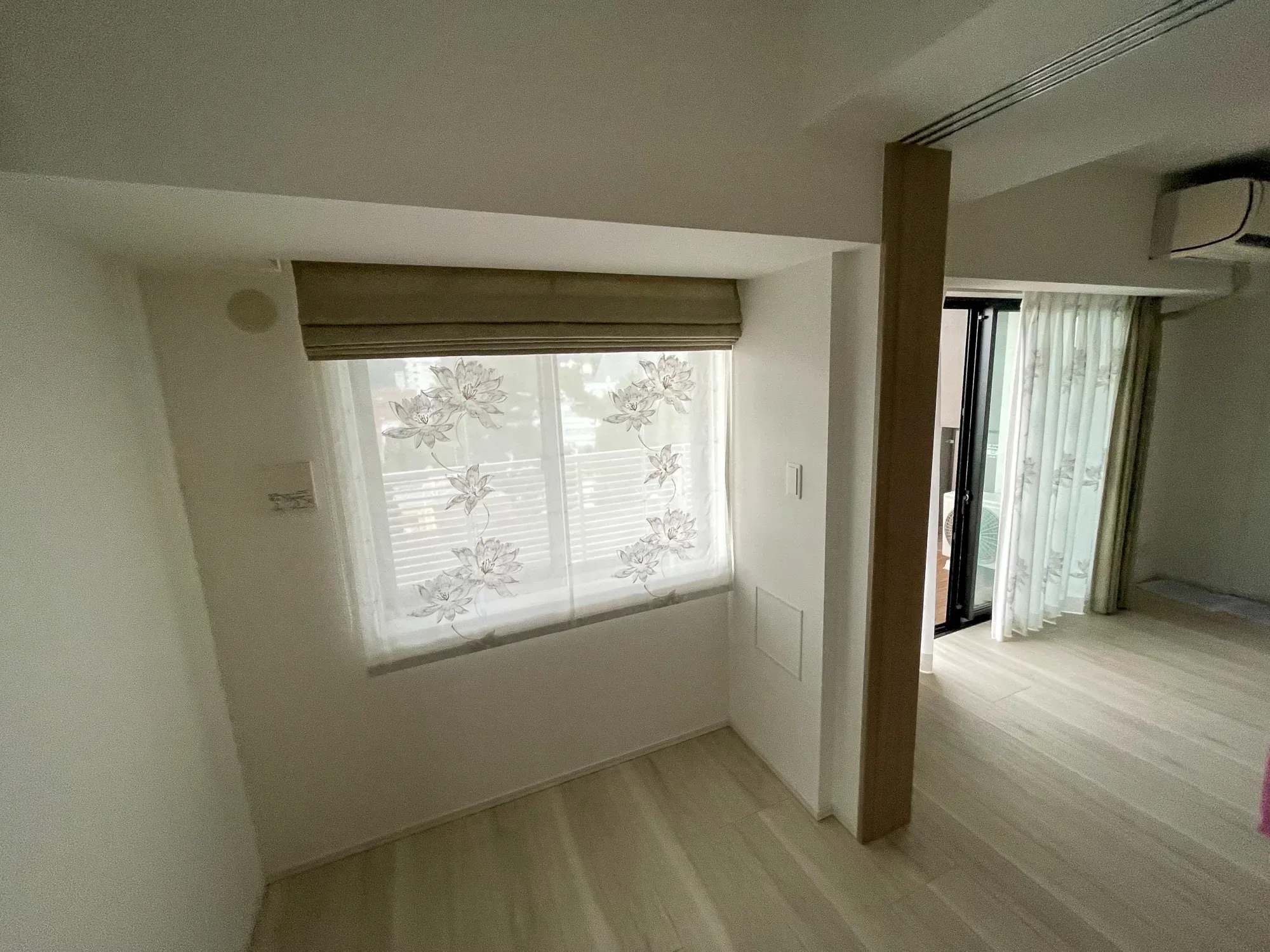 間仕切りに建具を設置しました