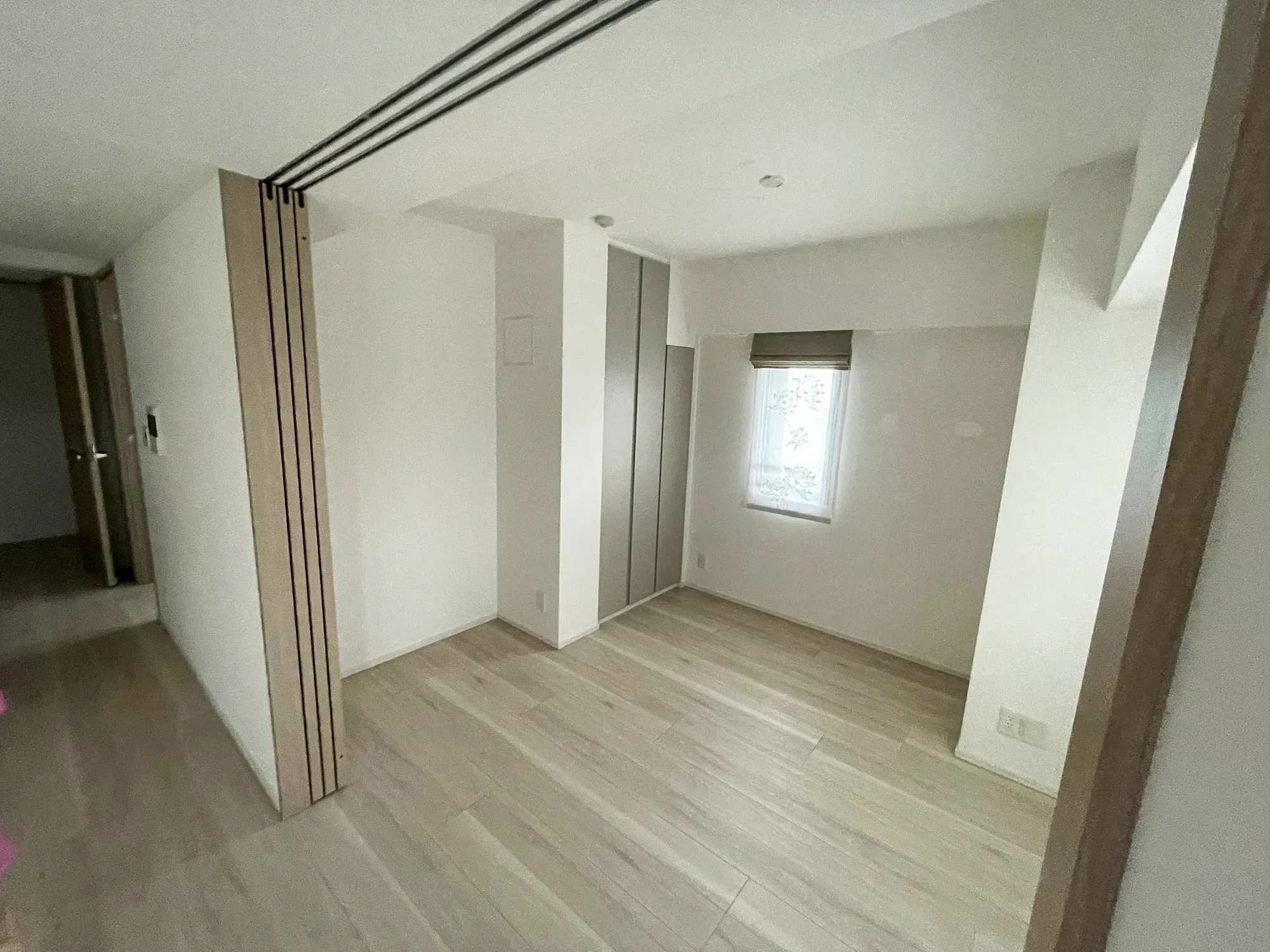間仕切りに建具を設置しました