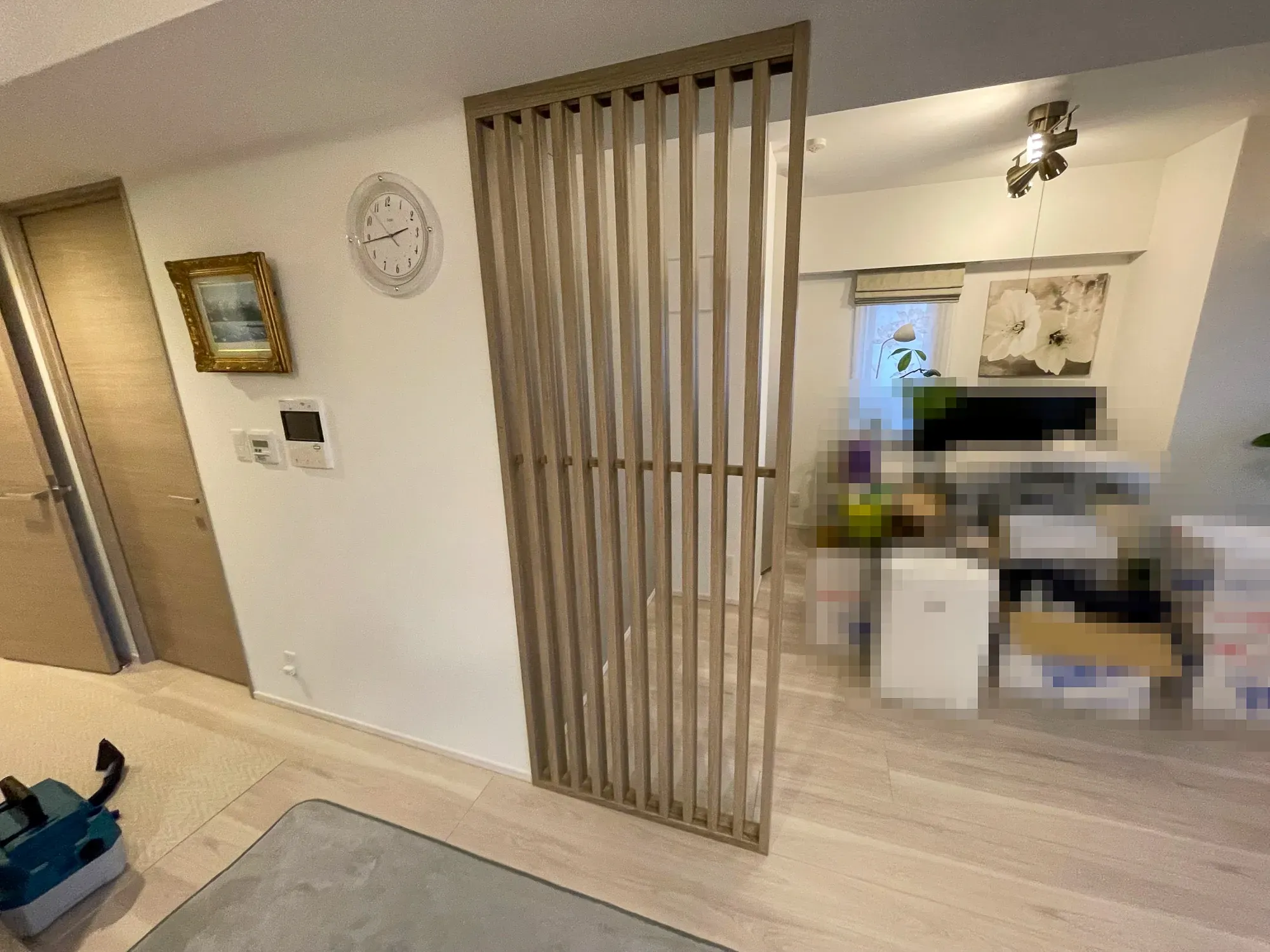 間仕切りに建具を設置しました
