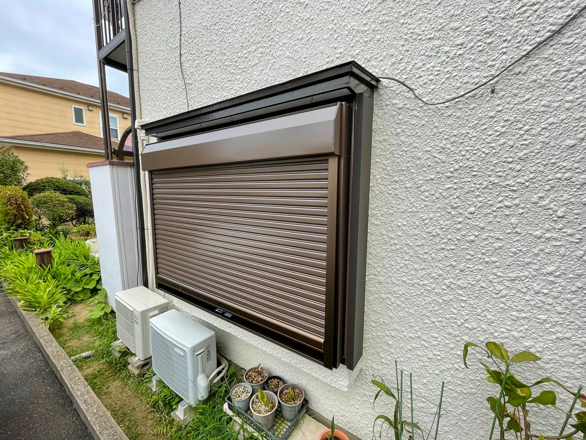 雨戸のないサッシ部にシャッターを設置