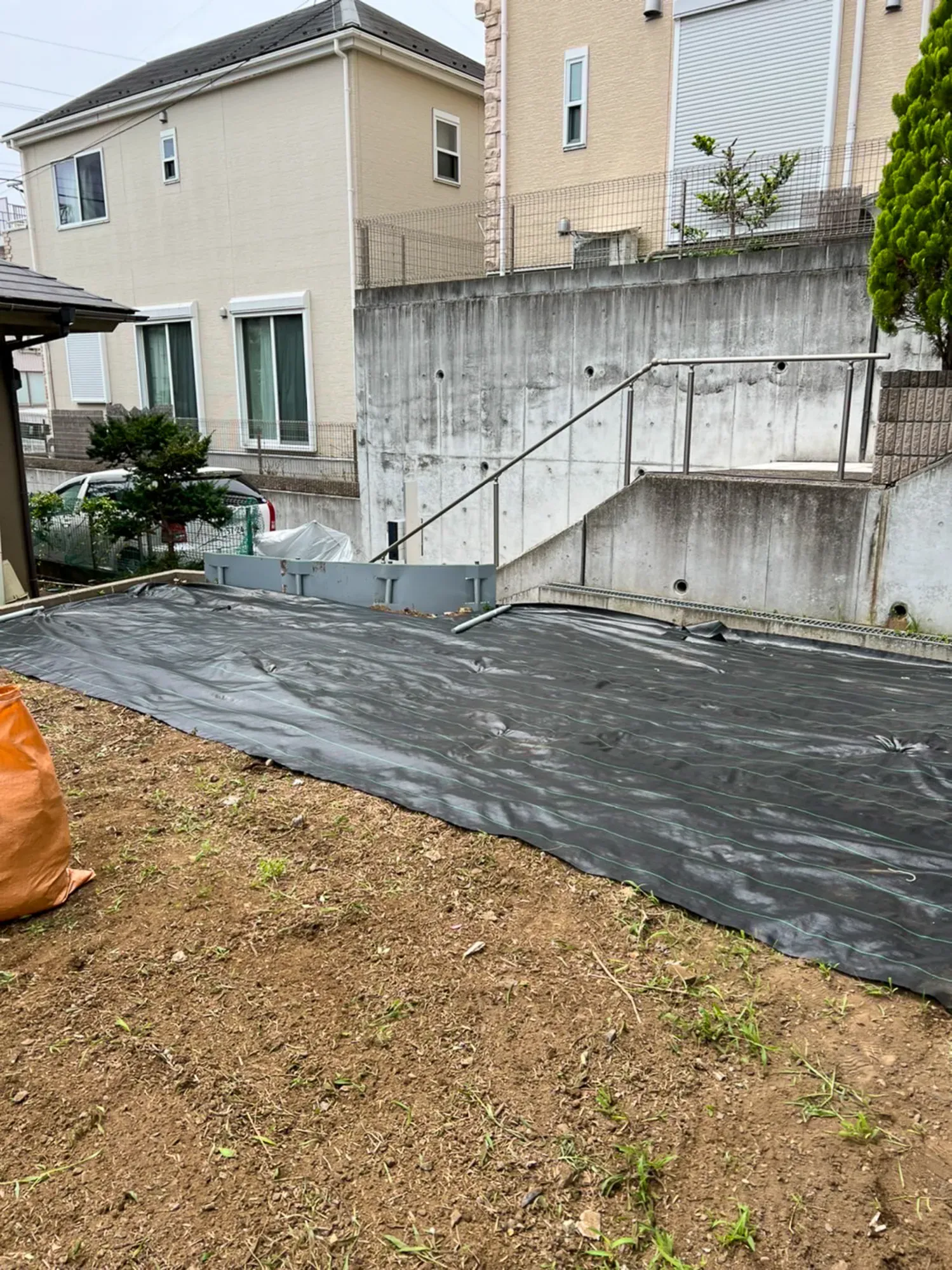 草で覆われた空き地を駐車場として