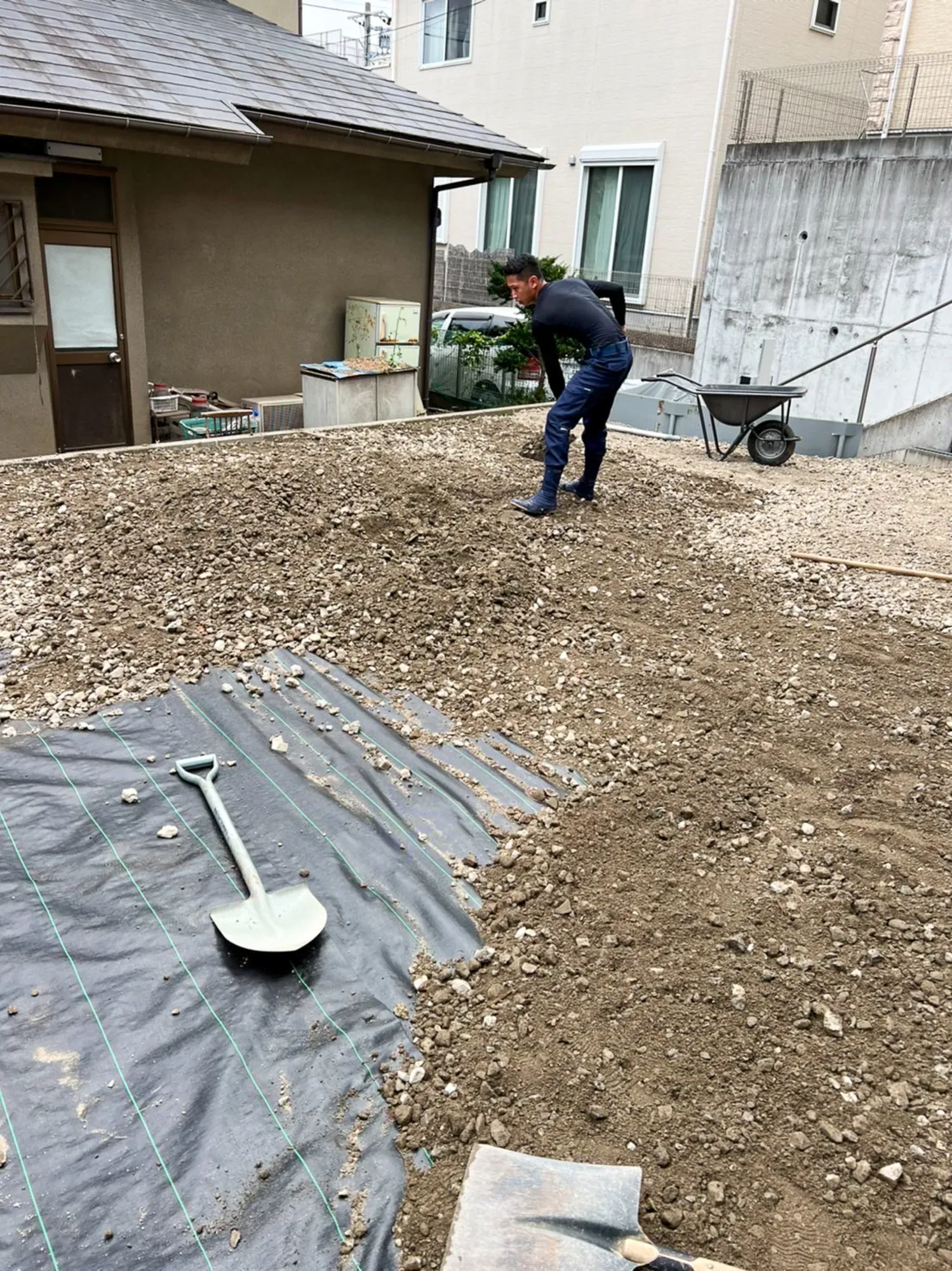 草で覆われた空き地を駐車場として
