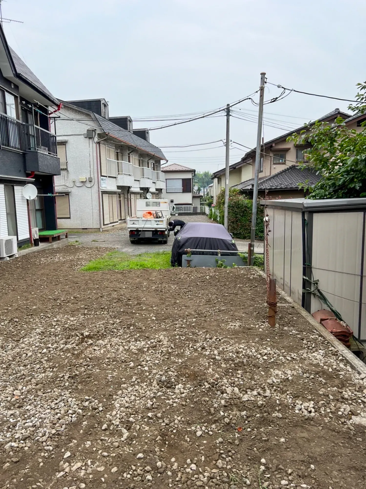 草で覆われた空き地を駐車場として