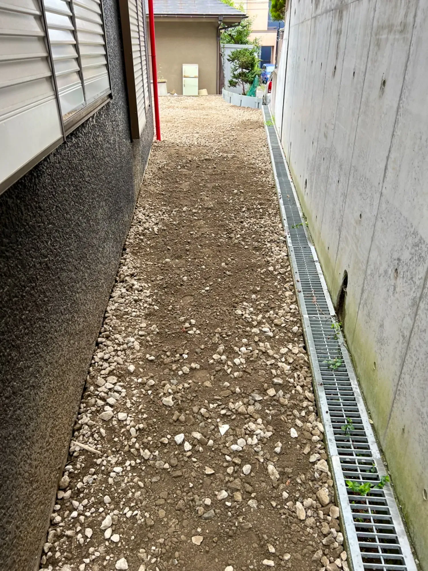 草で覆われた空き地を駐車場として