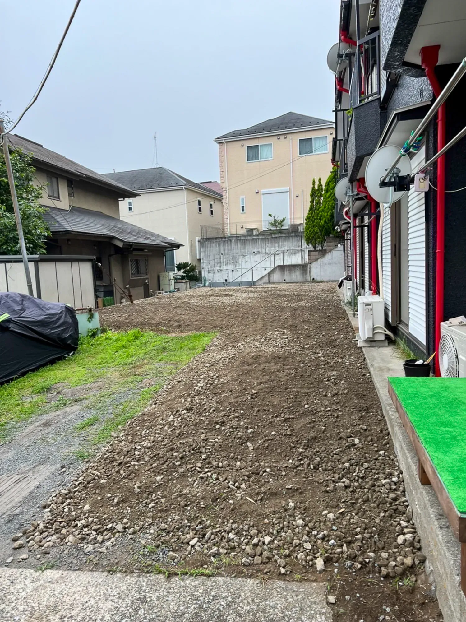 草で覆われた空き地を駐車場として