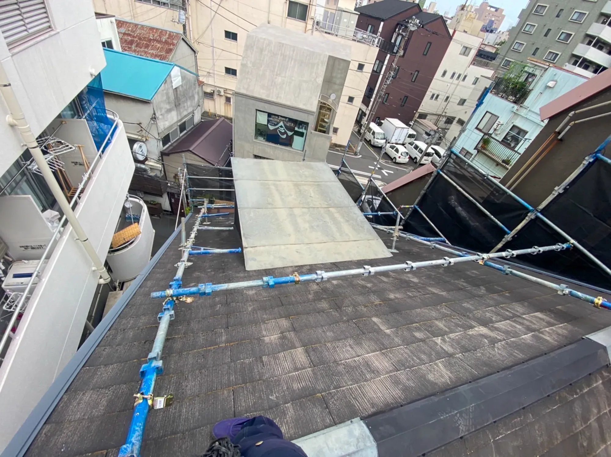劣化した屋根をカバー工法で対応