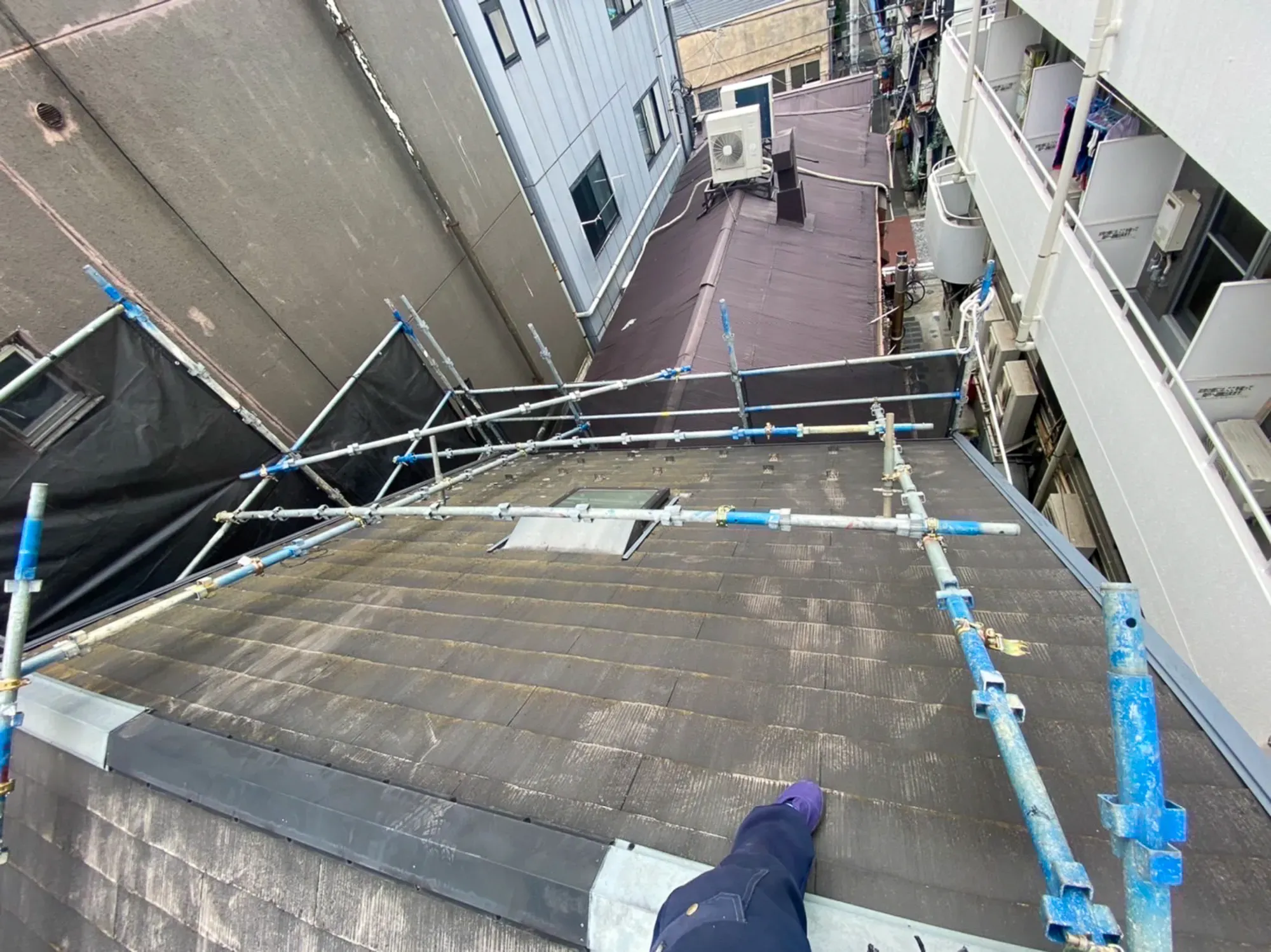 劣化した屋根をカバー工法で対応