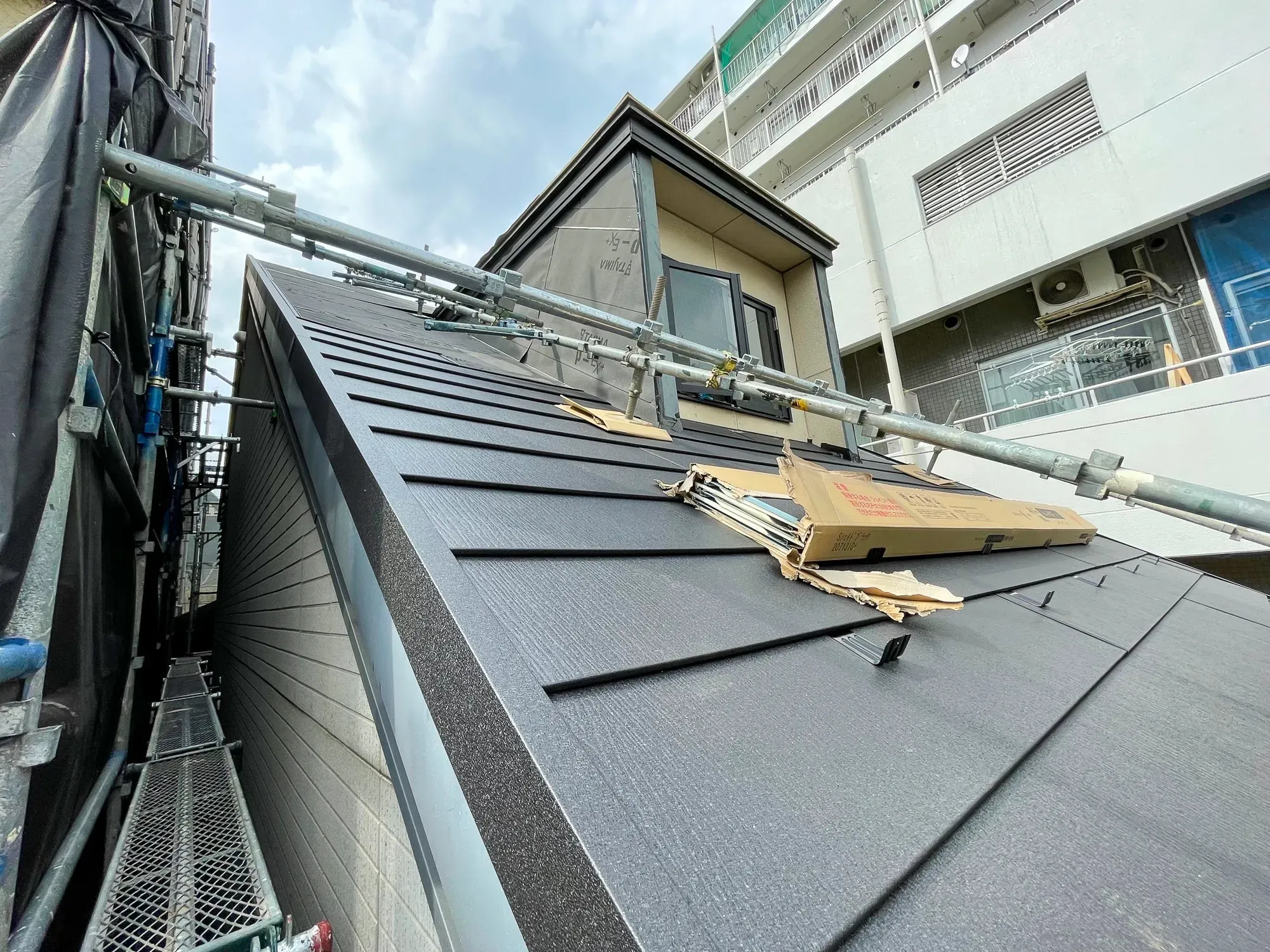 劣化した屋根をカバー工法で対応