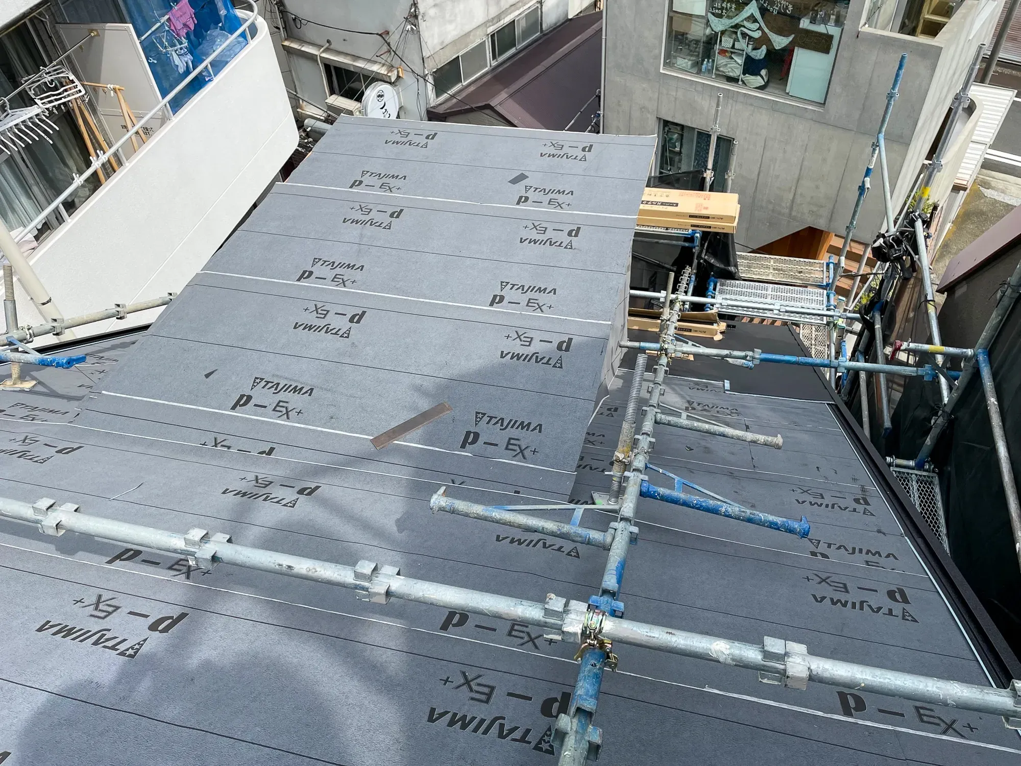 劣化した屋根をカバー工法で対応