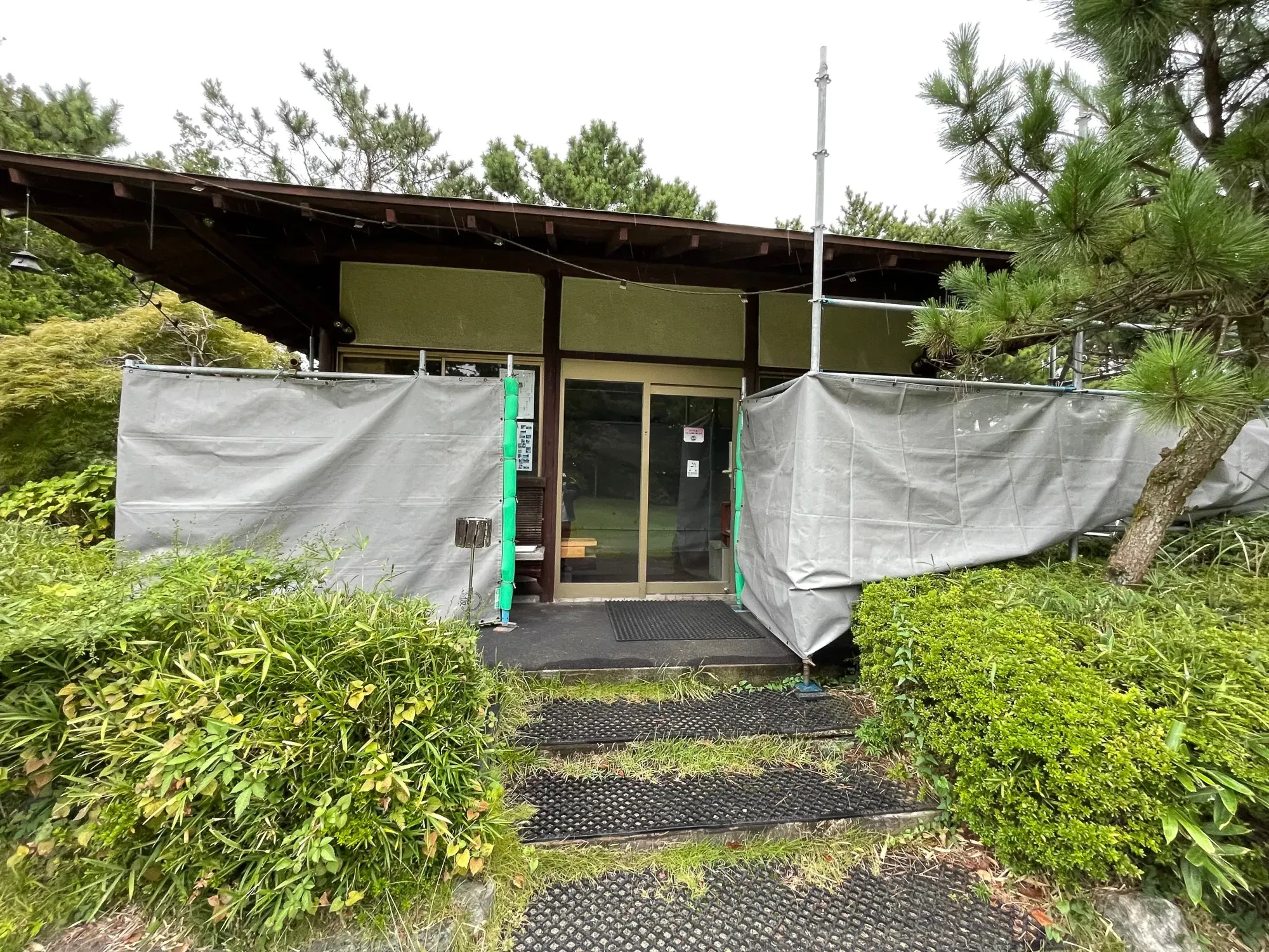 某ゴルフ場において傷んだ壁へのサイディング工事