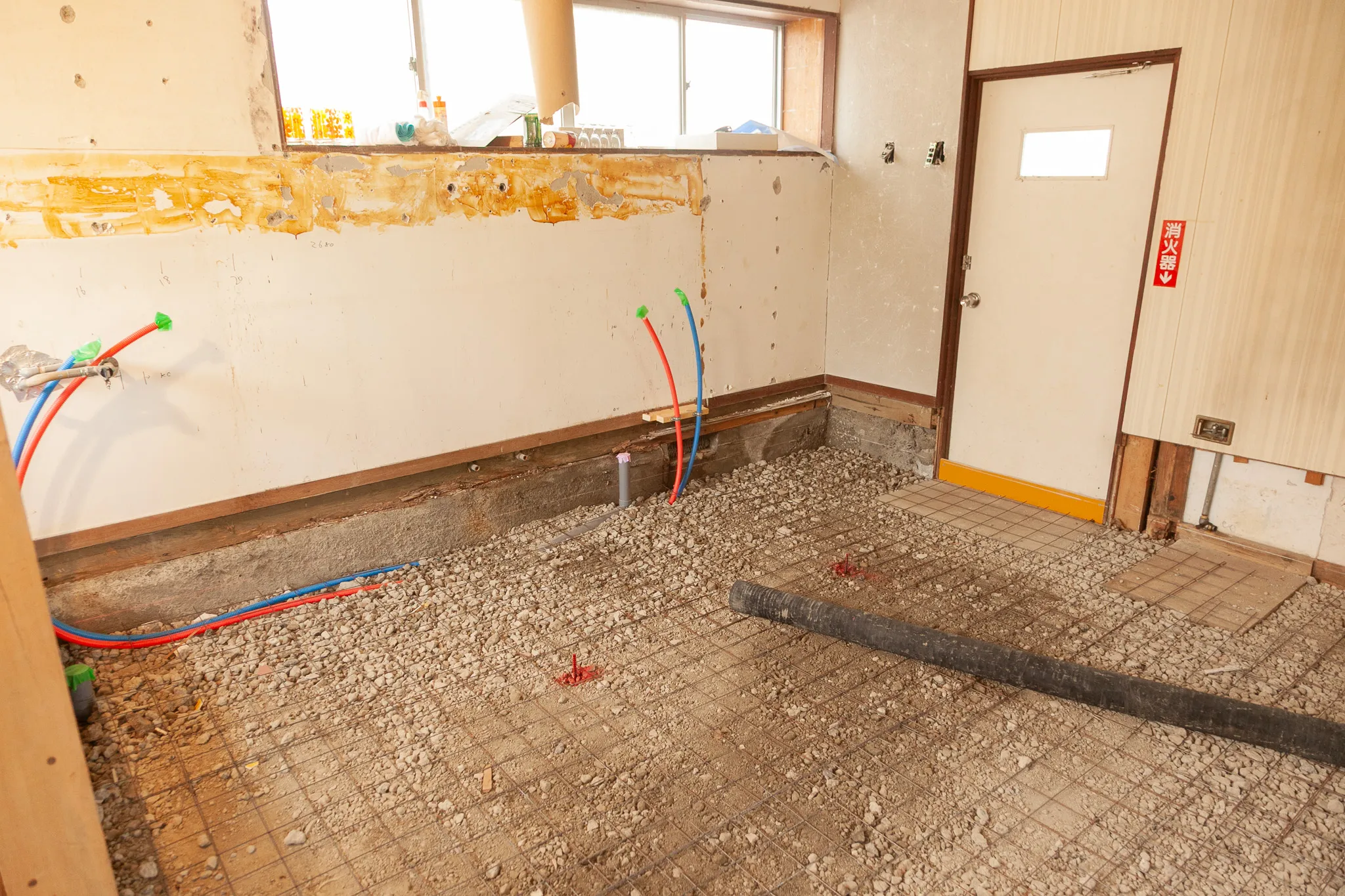 水回り設備の配管を施工している工事中写真