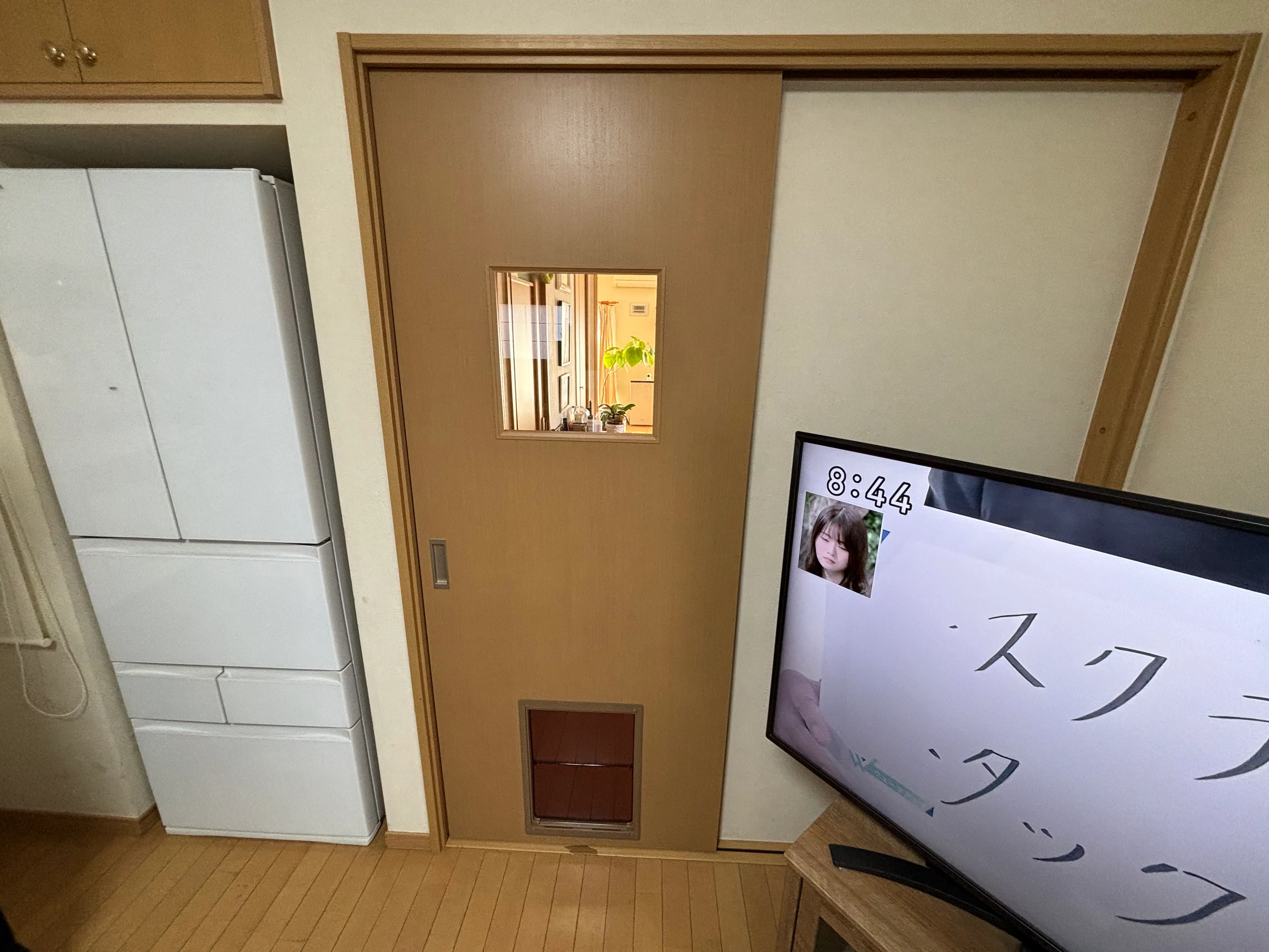 自由に行き来が出来るペット用ドアを取付け